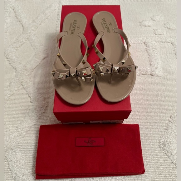 VALENTINO: RUBBER ROCKSTUD THONG - Picture 3 of 9